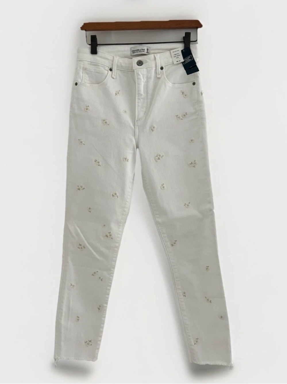 NWT Abercrombie & Fitch White Skinny Ankle Jeans with  Embroidered Florals 6R 28